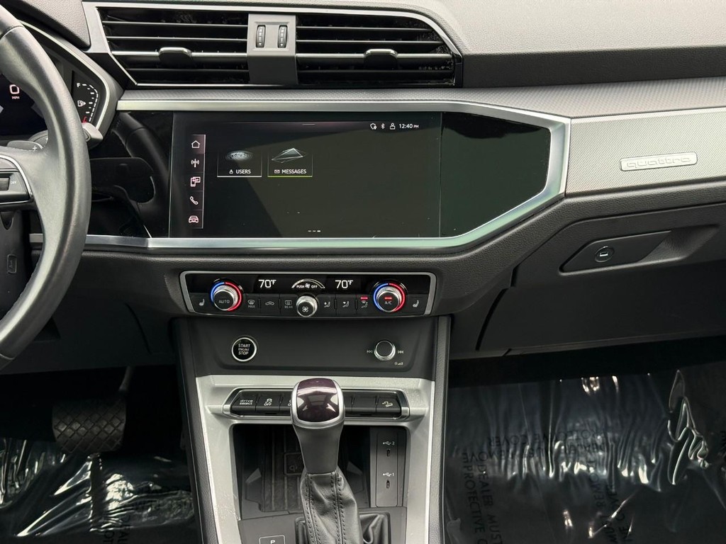 Audi Q3 Vehicle Full-screen Gallery Image 14