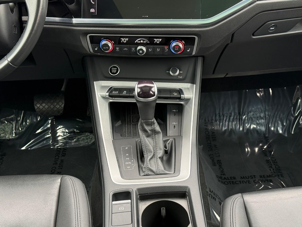 Audi Q3 Vehicle Full-screen Gallery Image 15