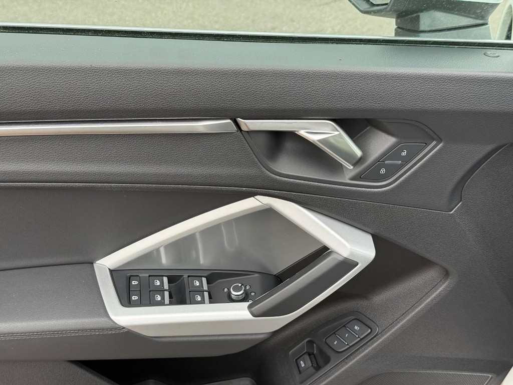 Audi Q3 Vehicle Full-screen Gallery Image 16