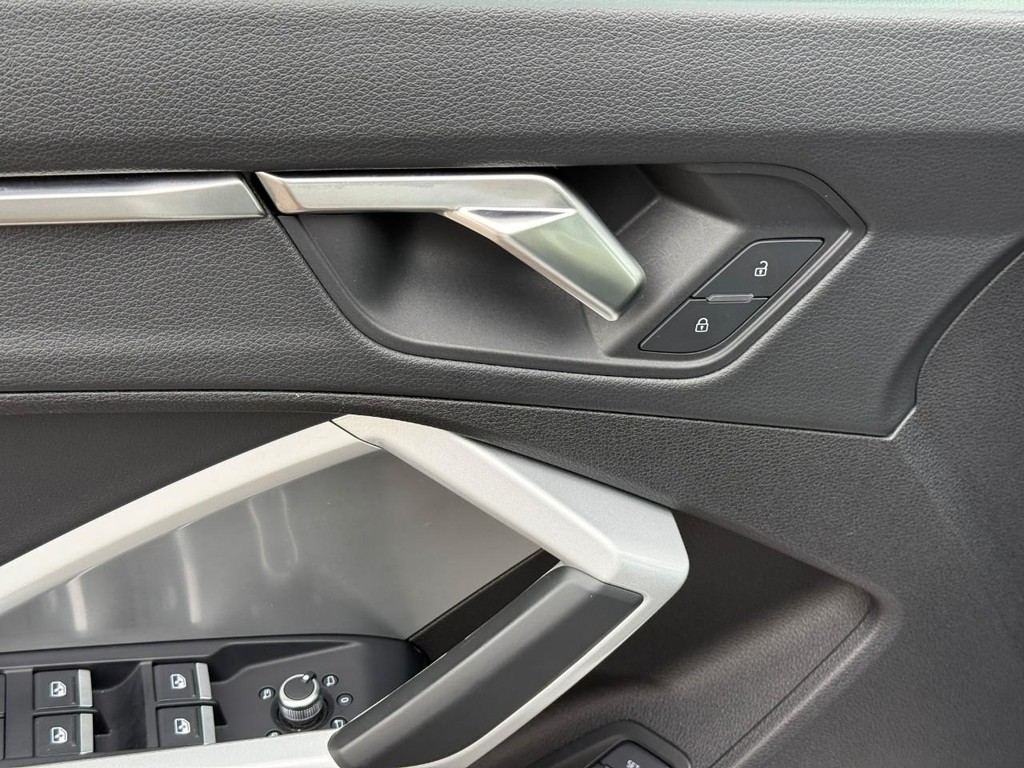 Audi Q3 Vehicle Full-screen Gallery Image 17