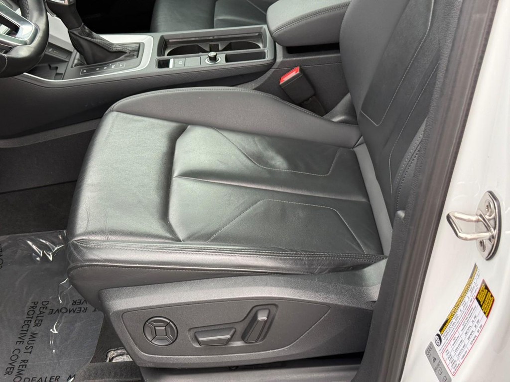 Audi Q3 Vehicle Full-screen Gallery Image 18