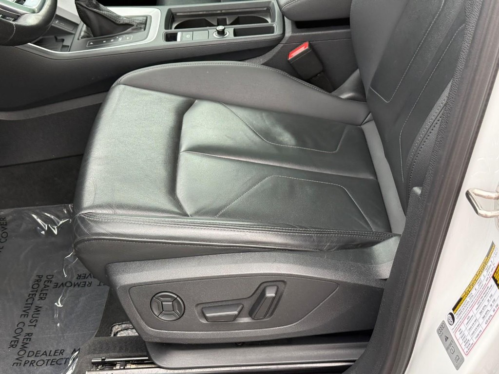 Audi Q3 Vehicle Full-screen Gallery Image 19