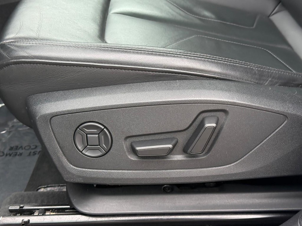 Audi Q3 Vehicle Full-screen Gallery Image 20