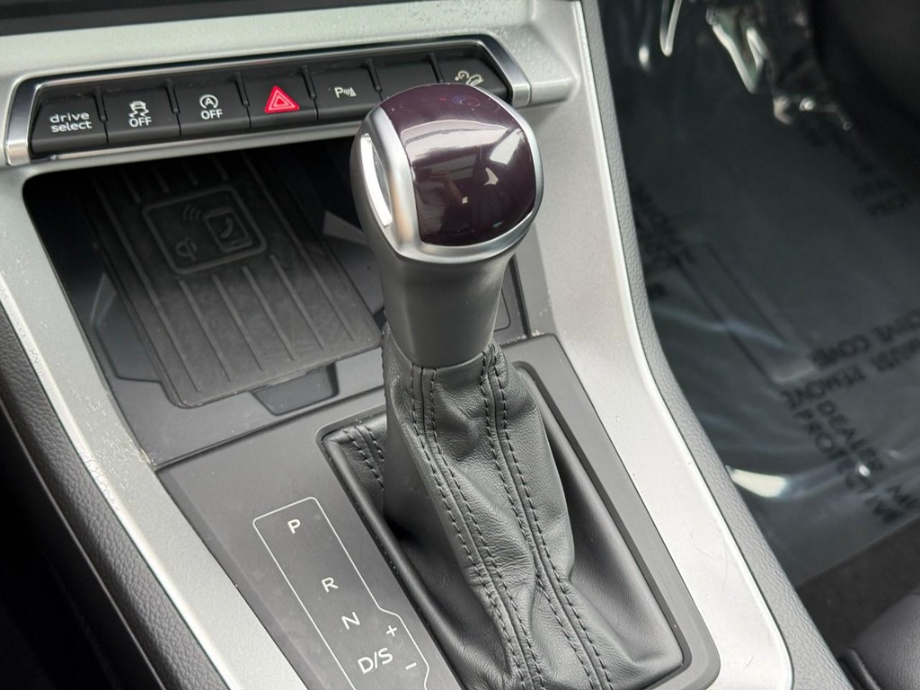 Audi Q3 Vehicle Full-screen Gallery Image 24