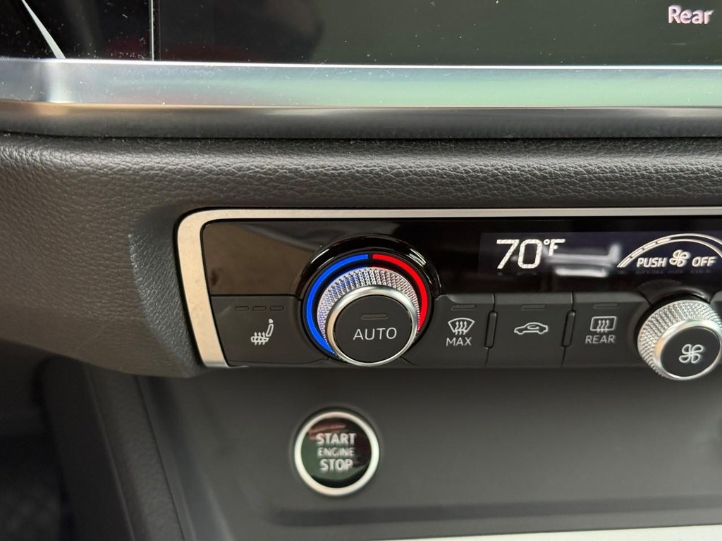 Audi Q3 Vehicle Full-screen Gallery Image 25