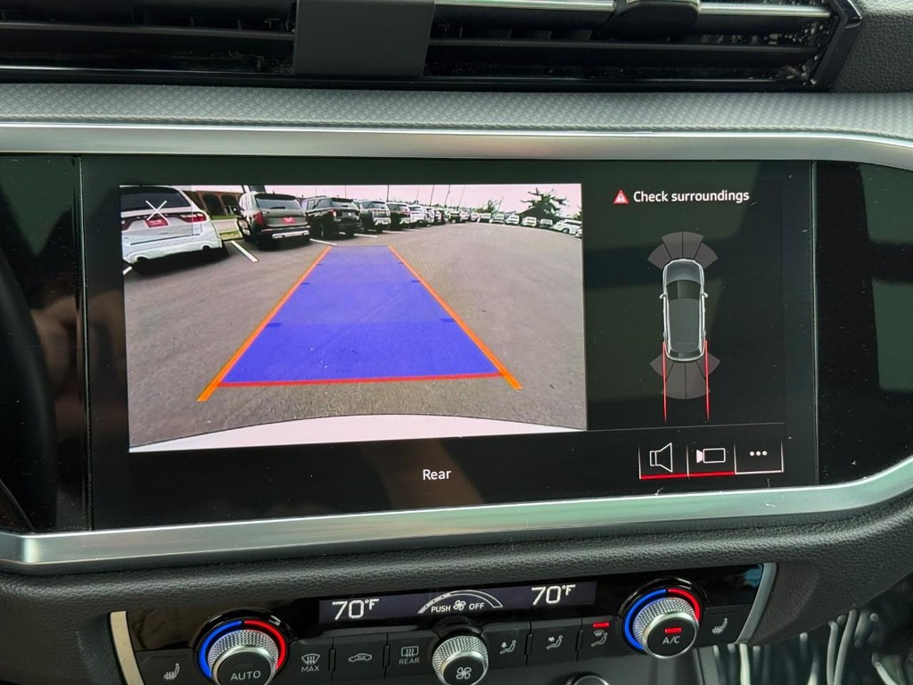 Audi Q3 Vehicle Full-screen Gallery Image 26