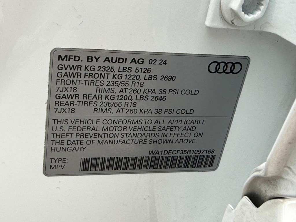 Audi Q3 Vehicle Full-screen Gallery Image 27