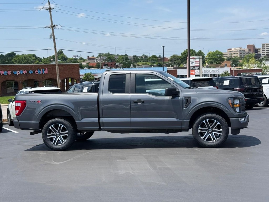 Ford F-150 Vehicle Full-screen Gallery Image 02