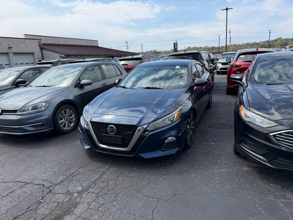 Nissan Altima Vehicle Full-screen Gallery Image 02