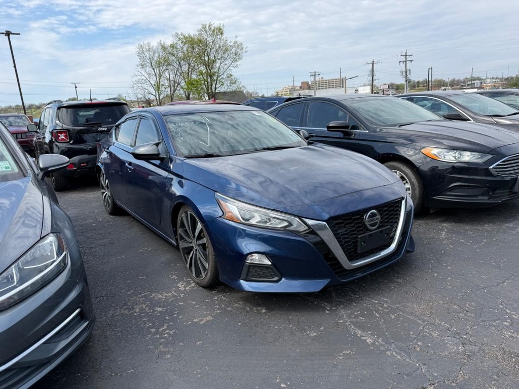 Nissan Altima Vehicle Full-screen Gallery Image 04