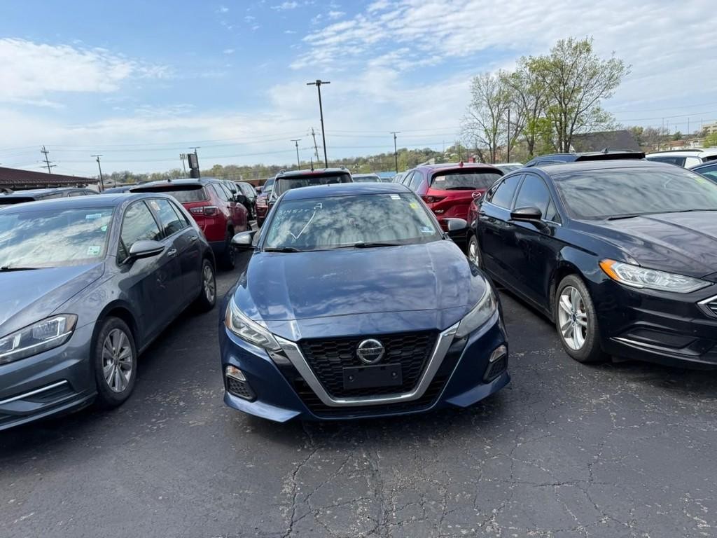Nissan Altima Vehicle Full-screen Gallery Image 08