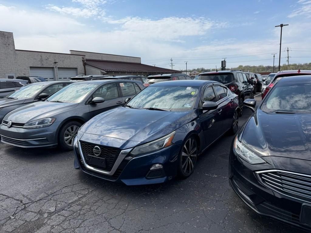Nissan Altima Vehicle Full-screen Gallery Image 10