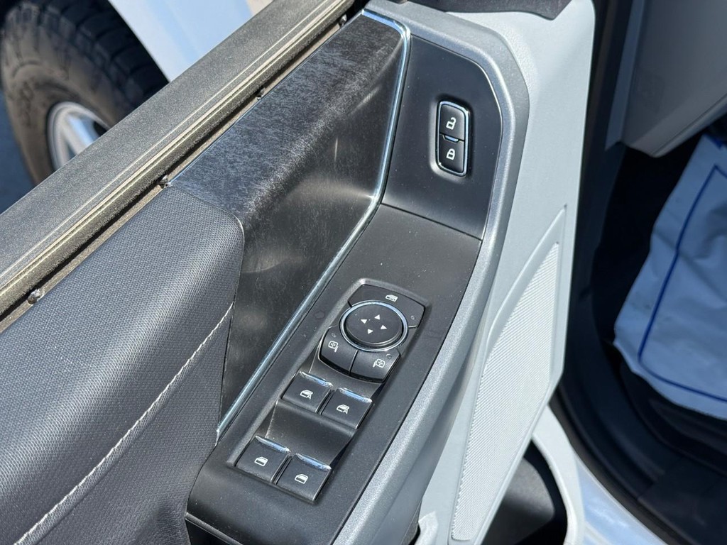 Ford F-150 Vehicle Full-screen Gallery Image 16