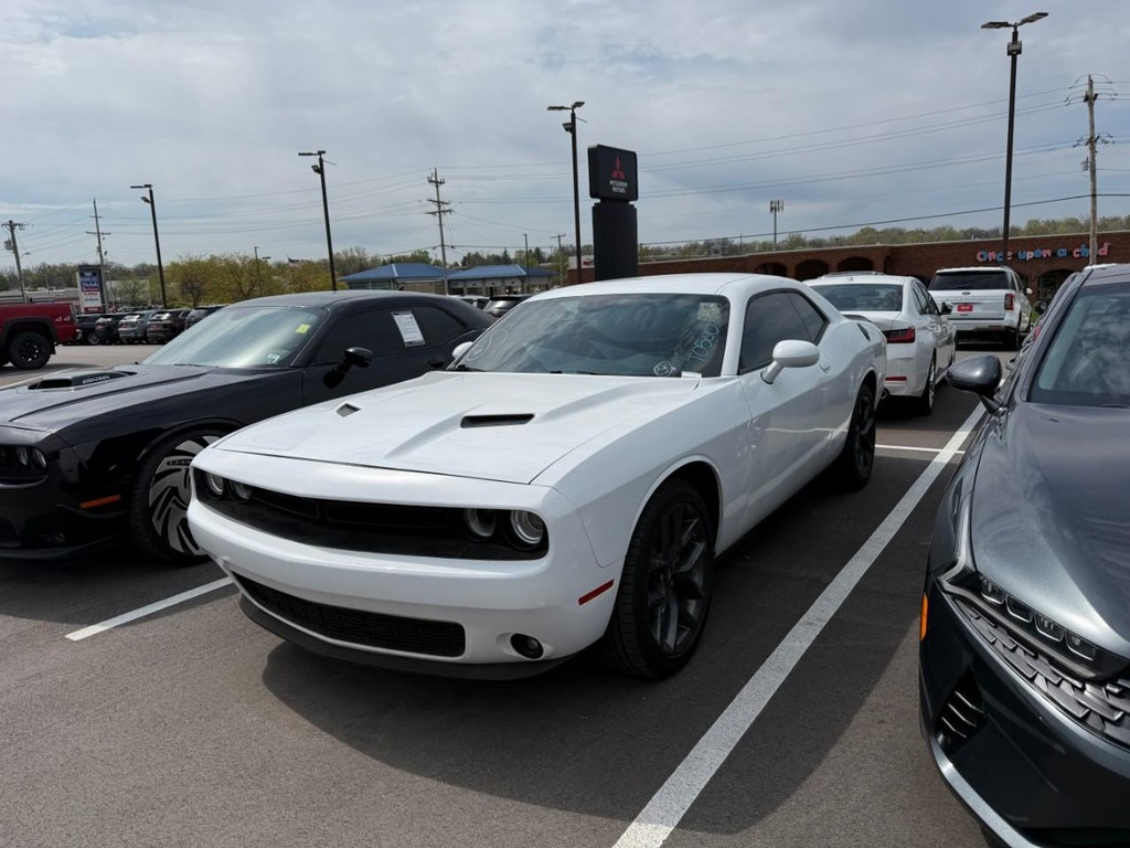 Dodge Challenger Vehicle Full-screen Gallery Image 02