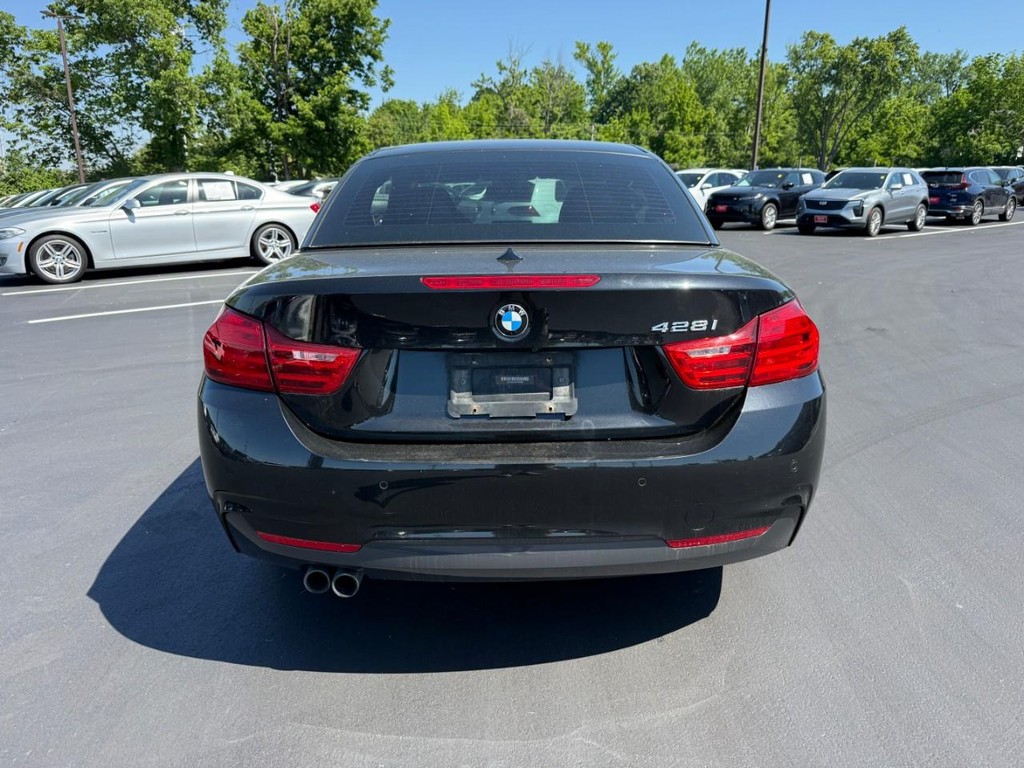 BMW 4 Series Vehicle Full-screen Gallery Image 07