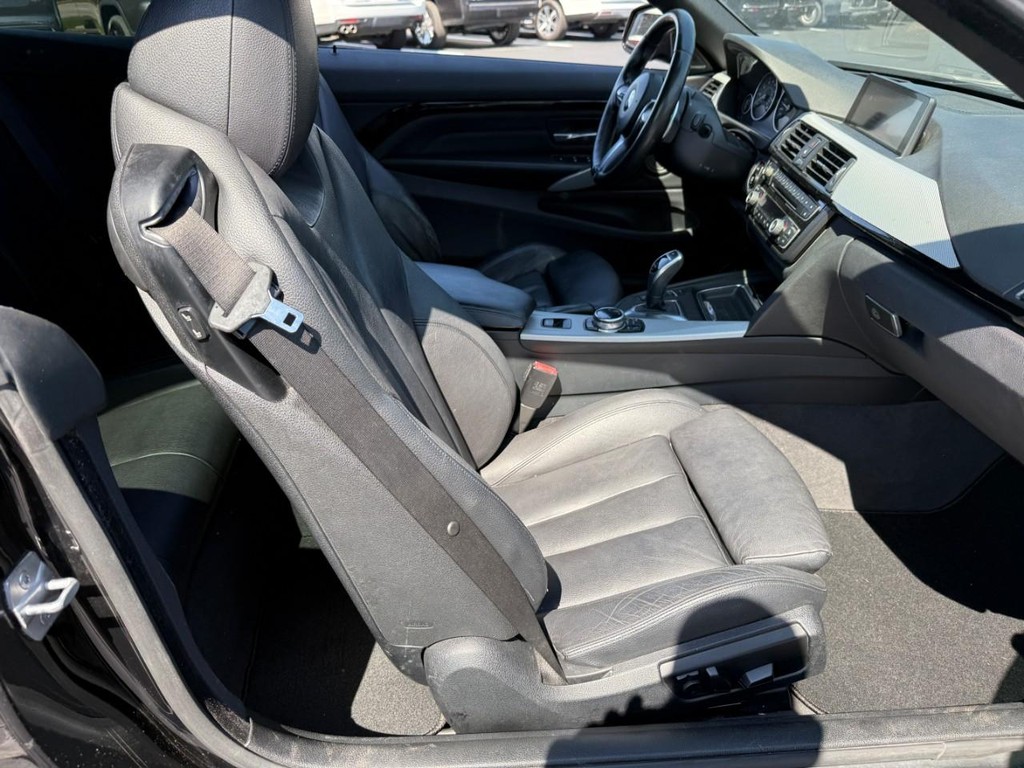 BMW 4 Series Vehicle Full-screen Gallery Image 08