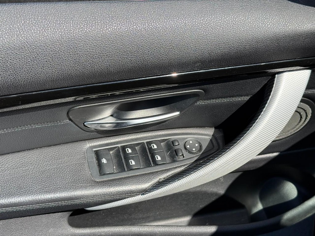 BMW 4 Series Vehicle Full-screen Gallery Image 10