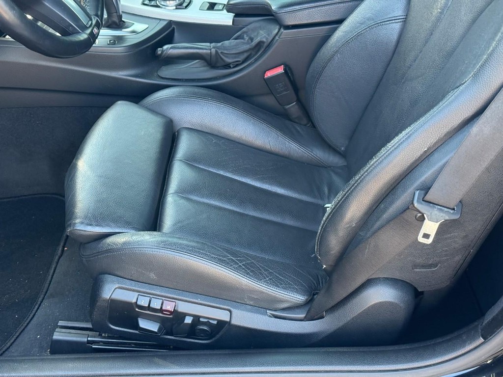 BMW 4 Series Vehicle Full-screen Gallery Image 11
