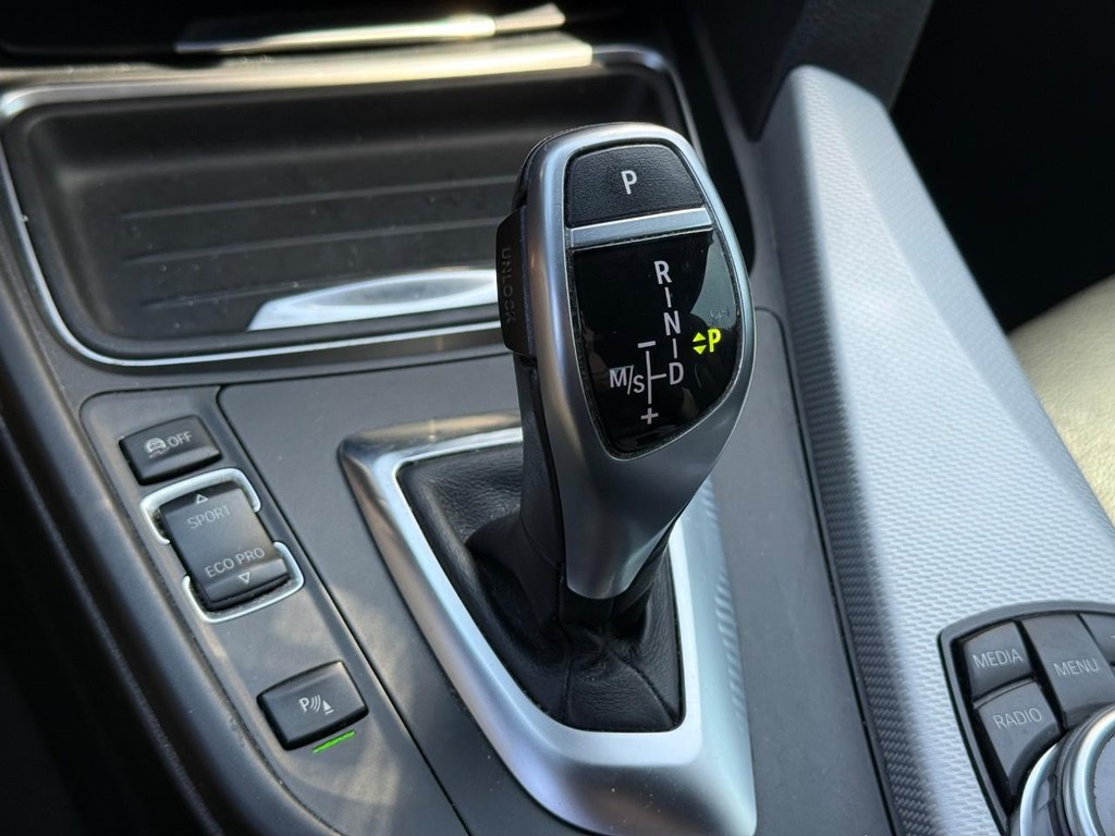 BMW 4 Series Vehicle Full-screen Gallery Image 16