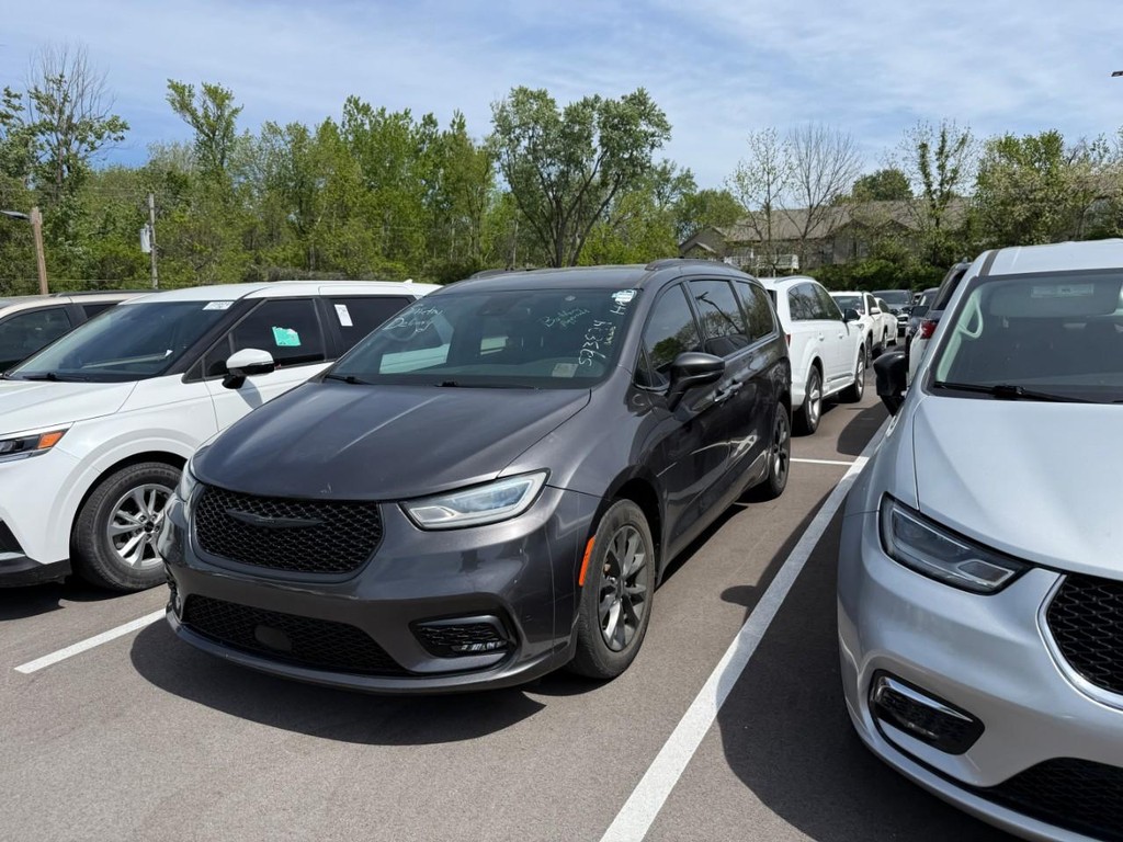 Chrysler Pacifica Vehicle Full-screen Gallery Image 02