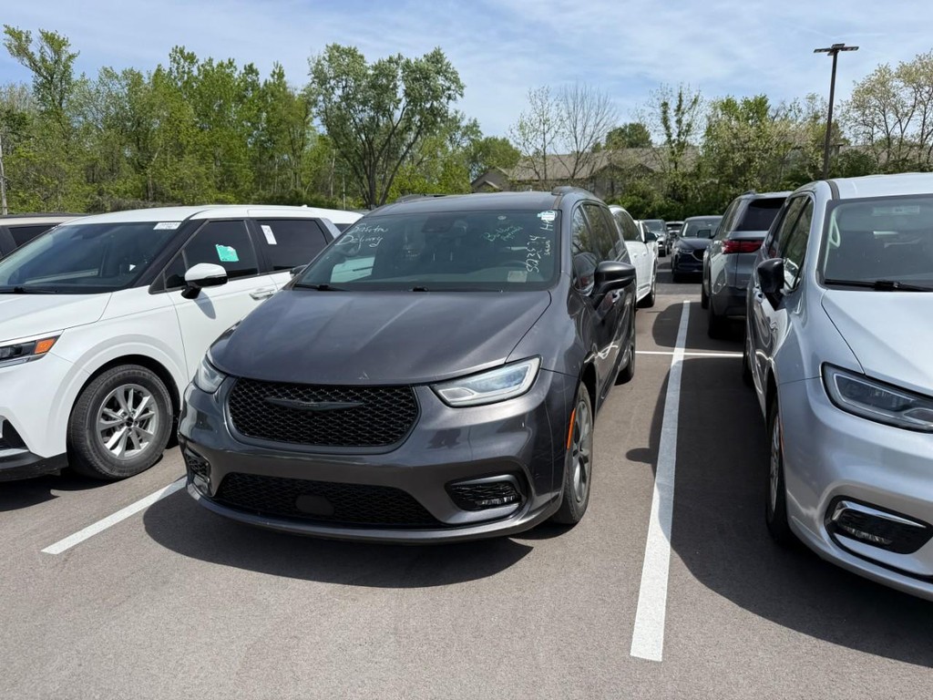 Chrysler Pacifica Vehicle Full-screen Gallery Image 03