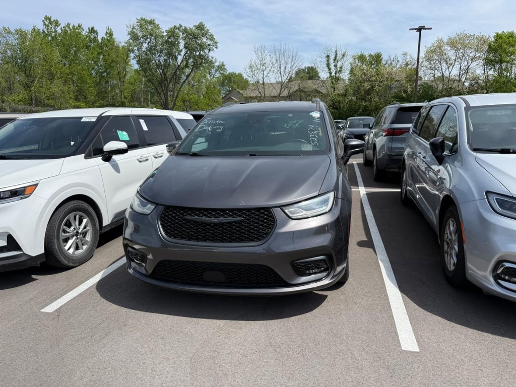 Chrysler Pacifica Vehicle Full-screen Gallery Image 04