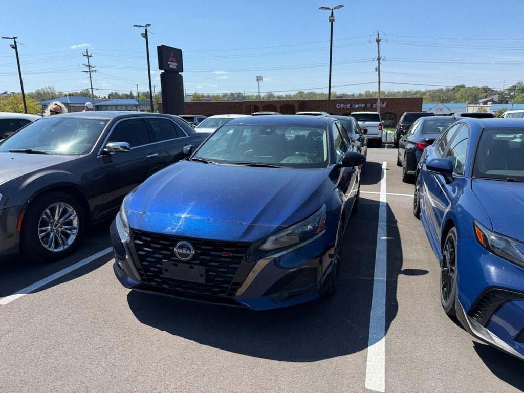 Nissan Altima Vehicle Full-screen Gallery Image 02