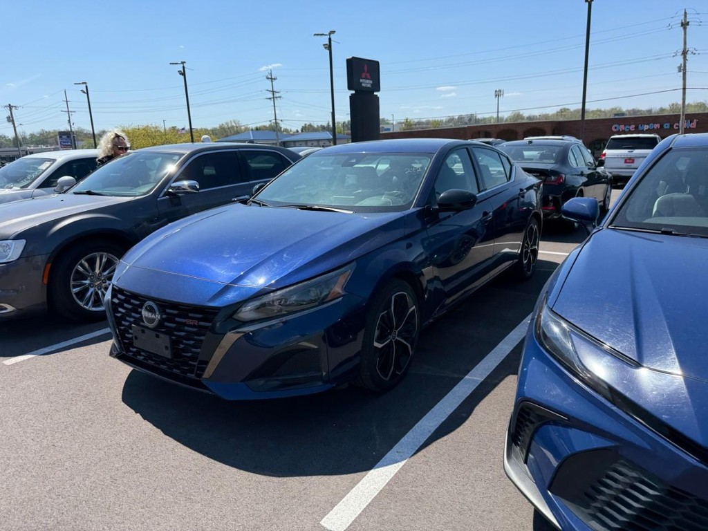 Nissan Altima Vehicle Full-screen Gallery Image 03