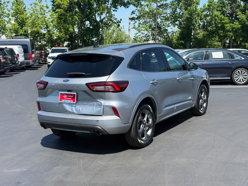Ford Escape Vehicle Full-screen Gallery Image 03