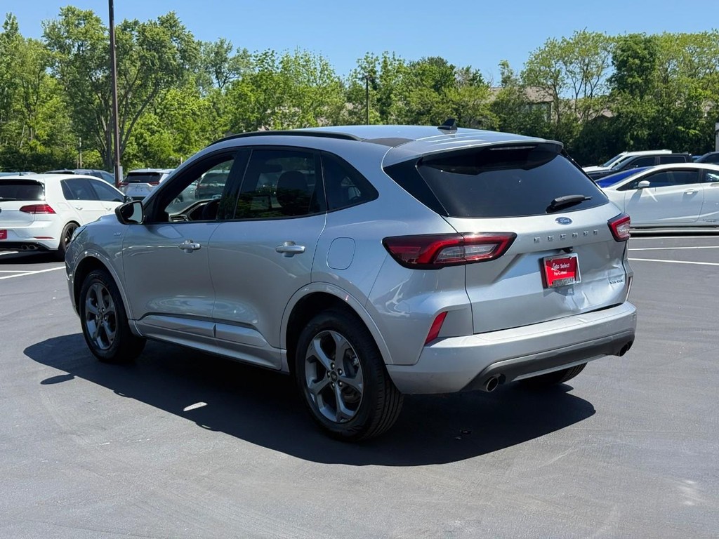 Ford Escape Vehicle Full-screen Gallery Image 04