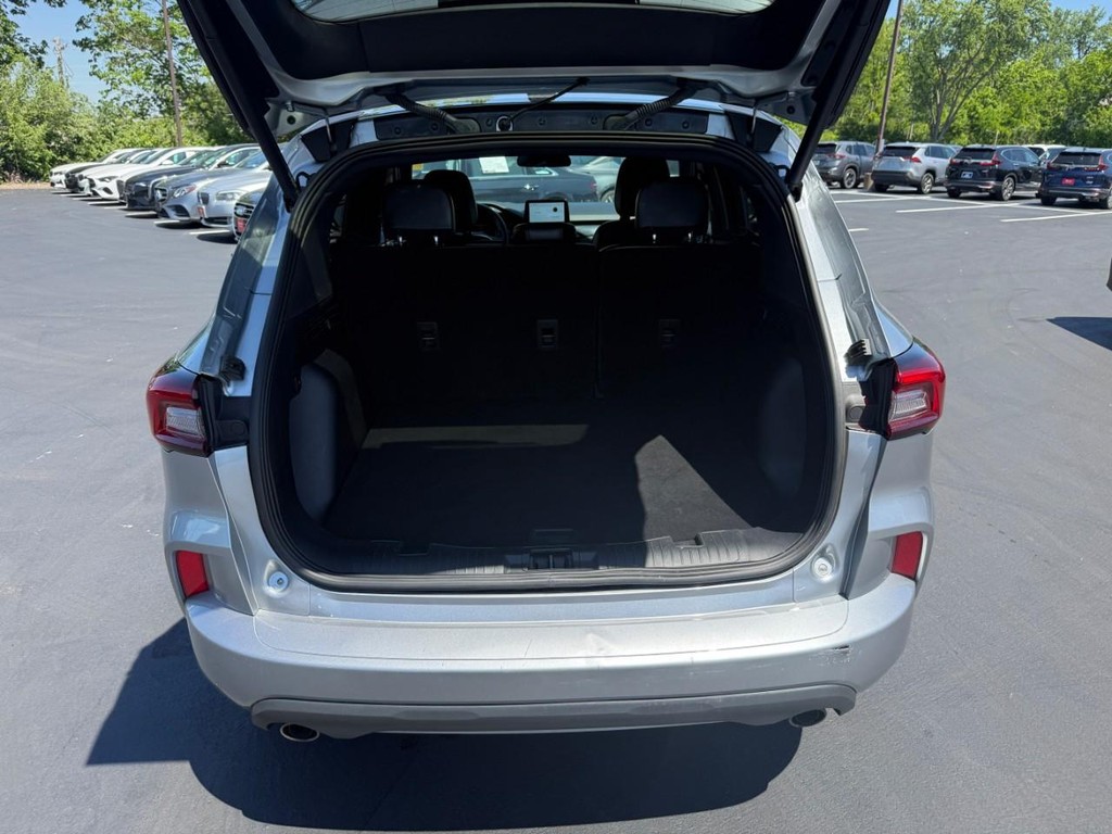 Ford Escape Vehicle Full-screen Gallery Image 06
