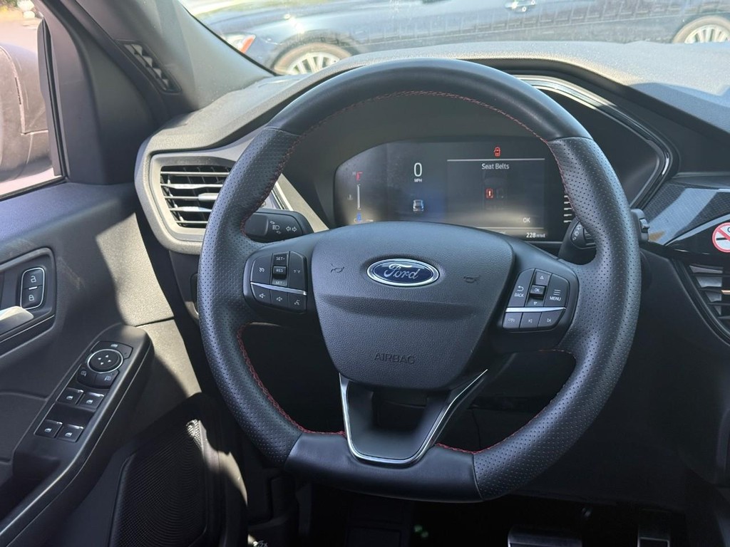 Ford Escape Vehicle Full-screen Gallery Image 11