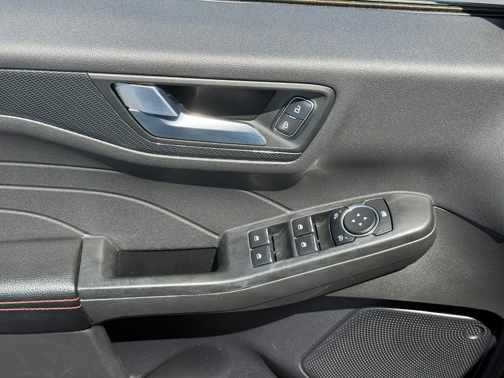 Ford Escape Vehicle Full-screen Gallery Image 15