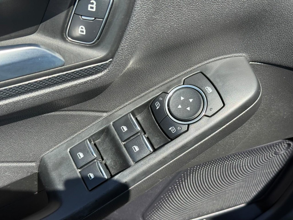 Ford Escape Vehicle Full-screen Gallery Image 16