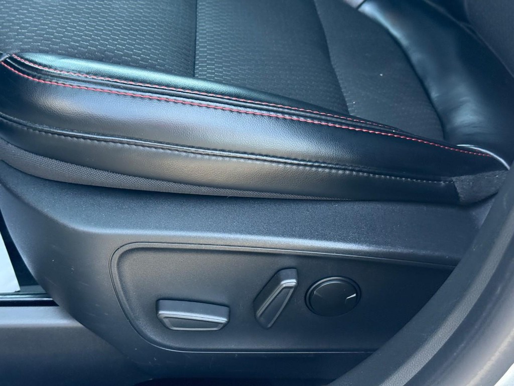 Ford Escape Vehicle Full-screen Gallery Image 18