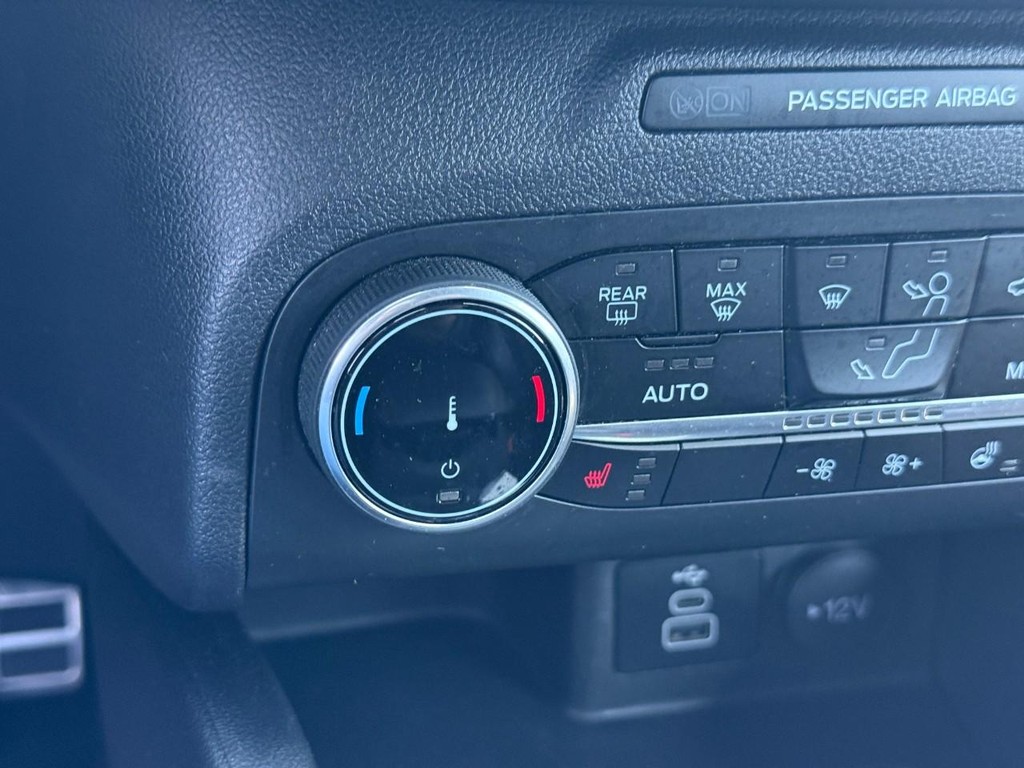 Ford Escape Vehicle Full-screen Gallery Image 23
