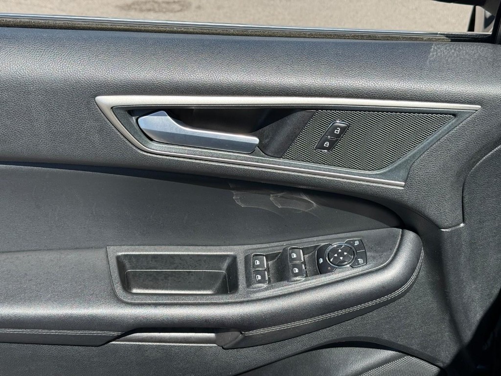Ford Edge Vehicle Full-screen Gallery Image 15