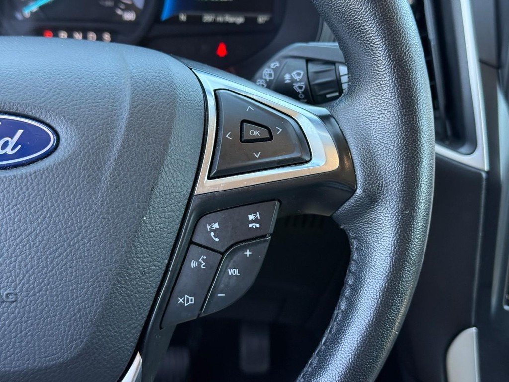 Ford Edge Vehicle Full-screen Gallery Image 19