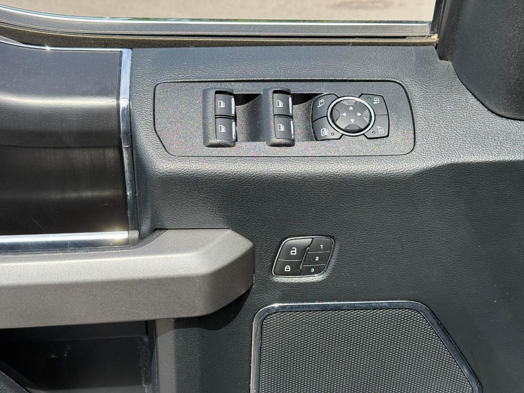 Ford F-150 Vehicle Full-screen Gallery Image 15