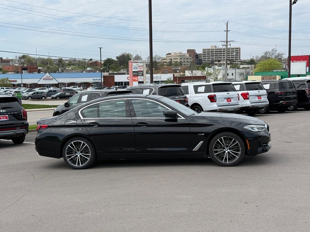 BMW 5 Series Vehicle Full-screen Gallery Image 02