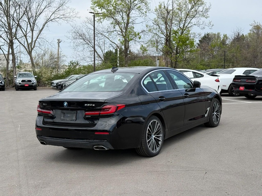 BMW 5 Series Vehicle Full-screen Gallery Image 03