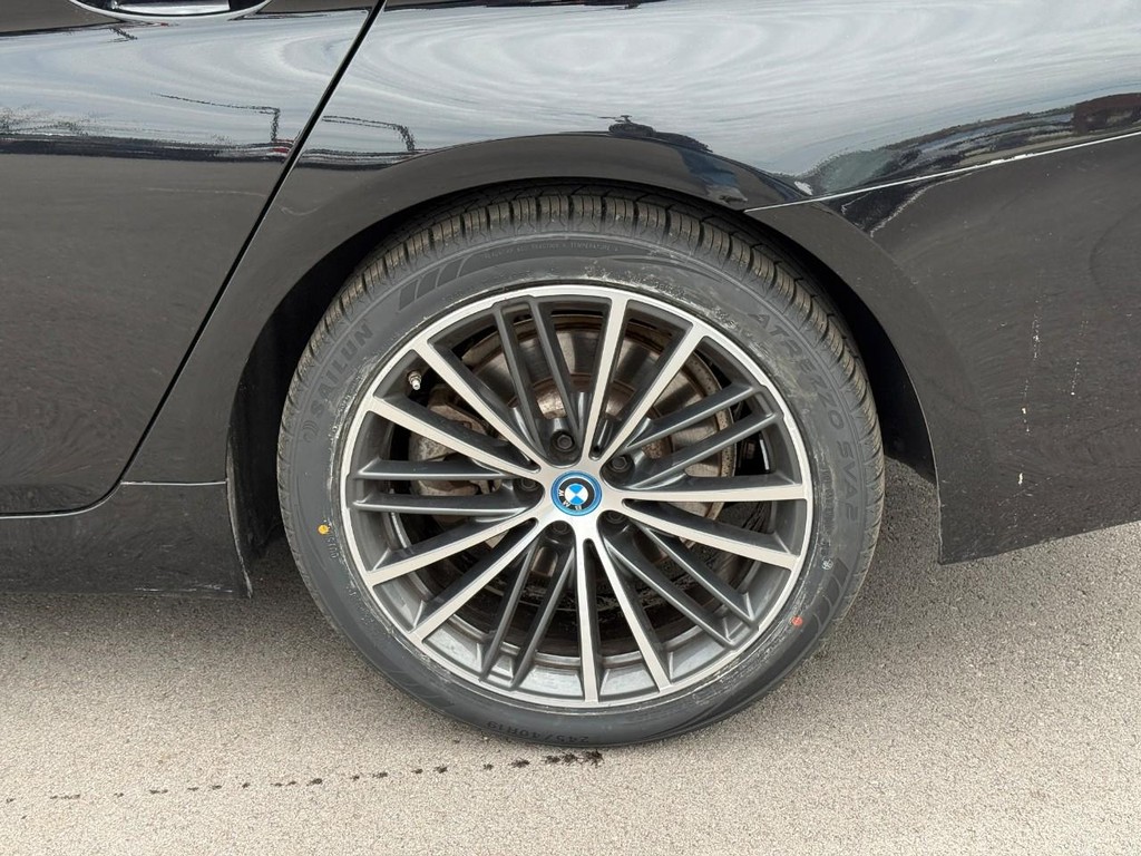 BMW 5 Series Vehicle Full-screen Gallery Image 05