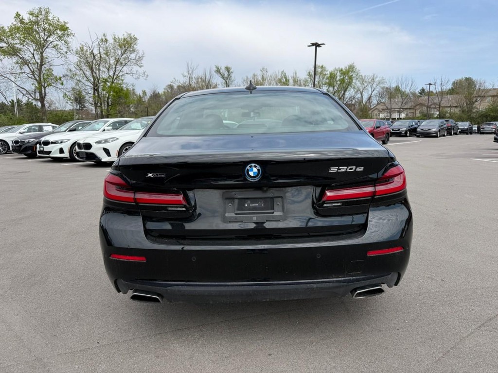 BMW 5 Series Vehicle Full-screen Gallery Image 06