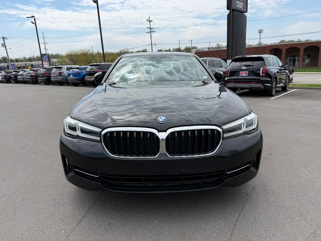 BMW 5 Series Vehicle Full-screen Gallery Image 08