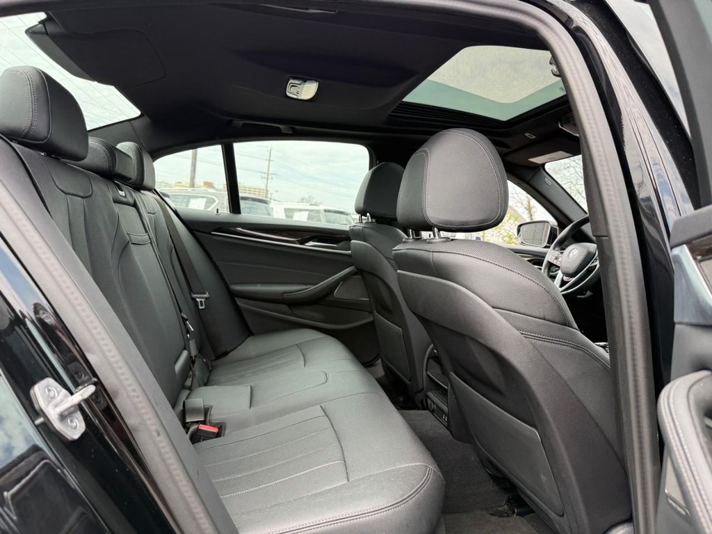 BMW 5 Series Vehicle Full-screen Gallery Image 09