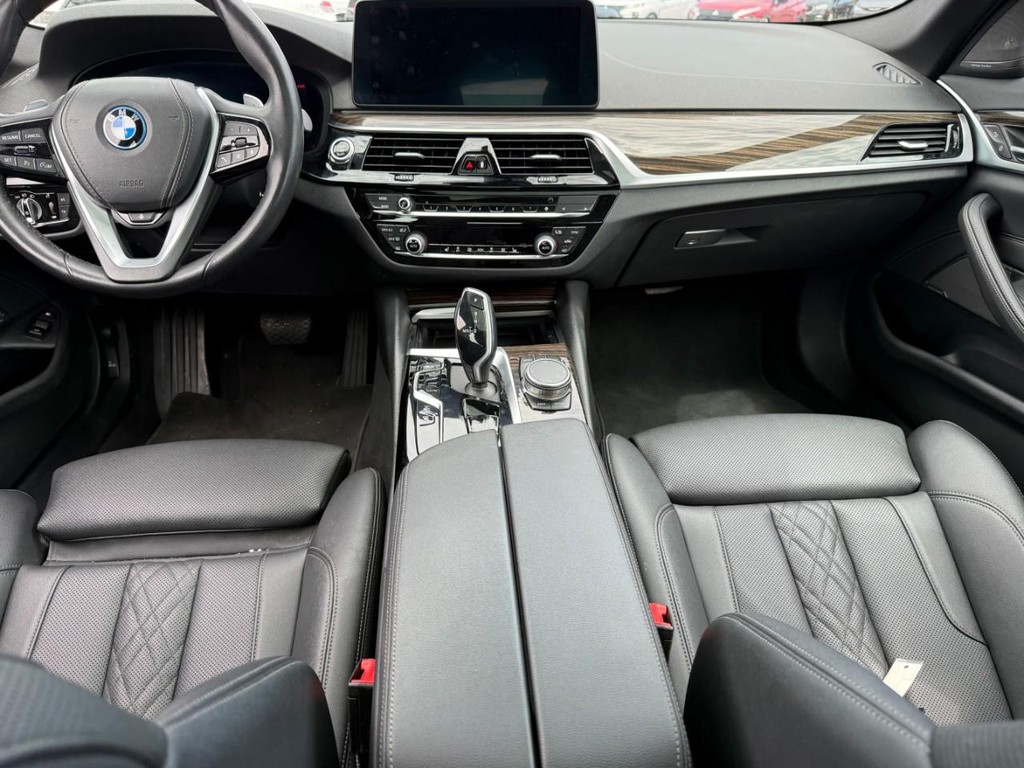 BMW 5 Series Vehicle Full-screen Gallery Image 10