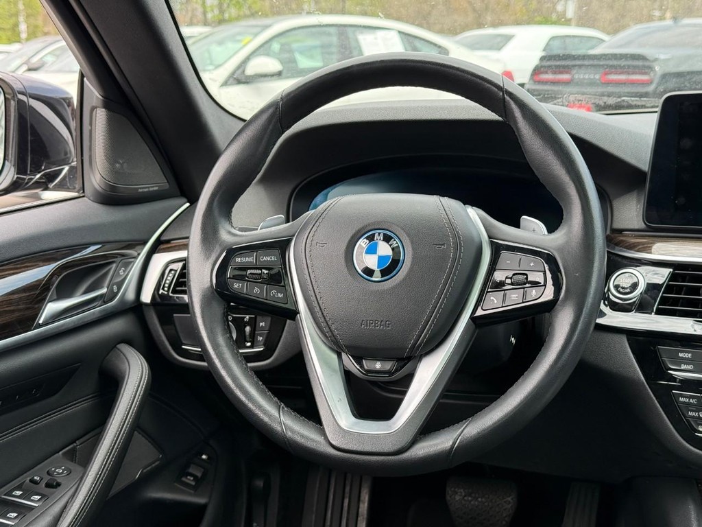 BMW 5 Series Vehicle Full-screen Gallery Image 11