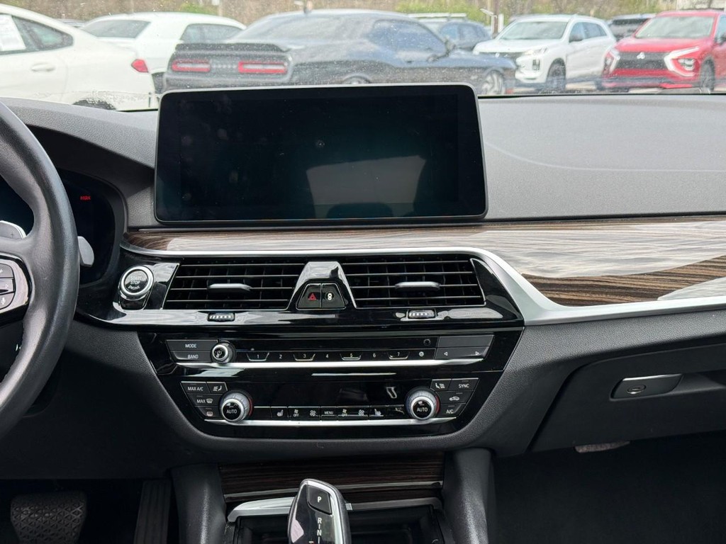 BMW 5 Series Vehicle Full-screen Gallery Image 12