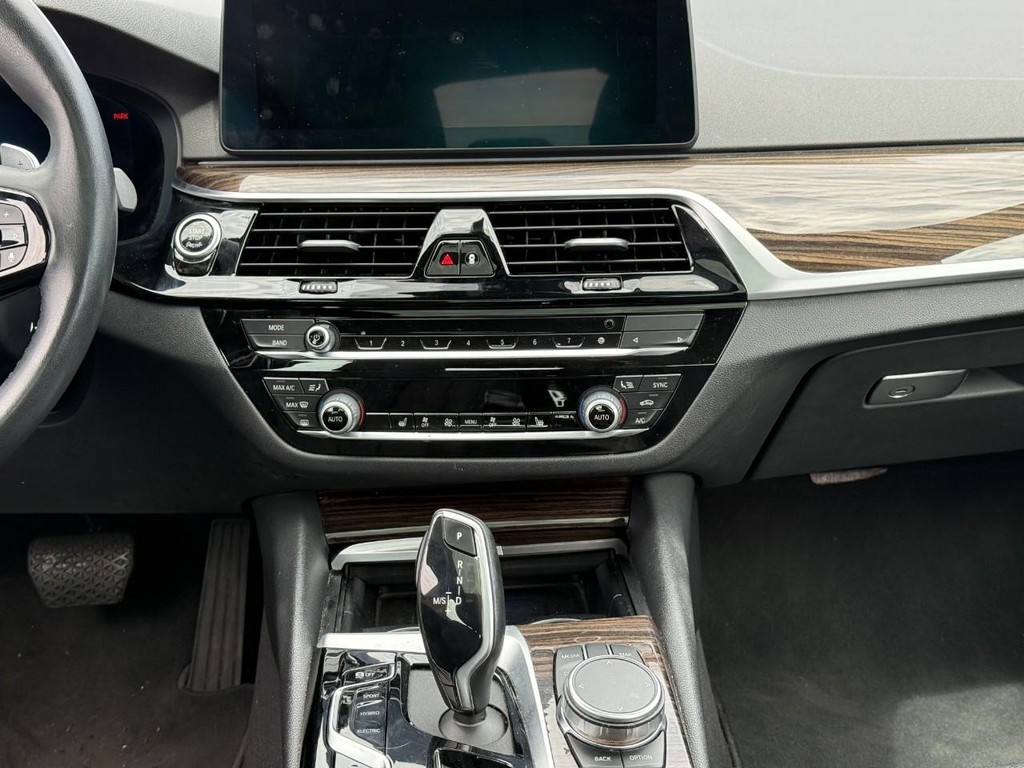 BMW 5 Series Vehicle Full-screen Gallery Image 13