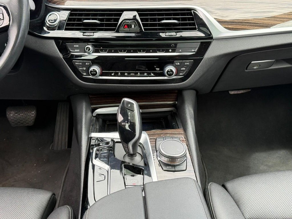 BMW 5 Series Vehicle Full-screen Gallery Image 14